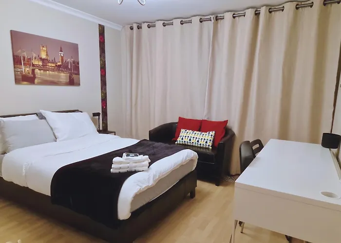 Charming Three Bedroom By The Thames