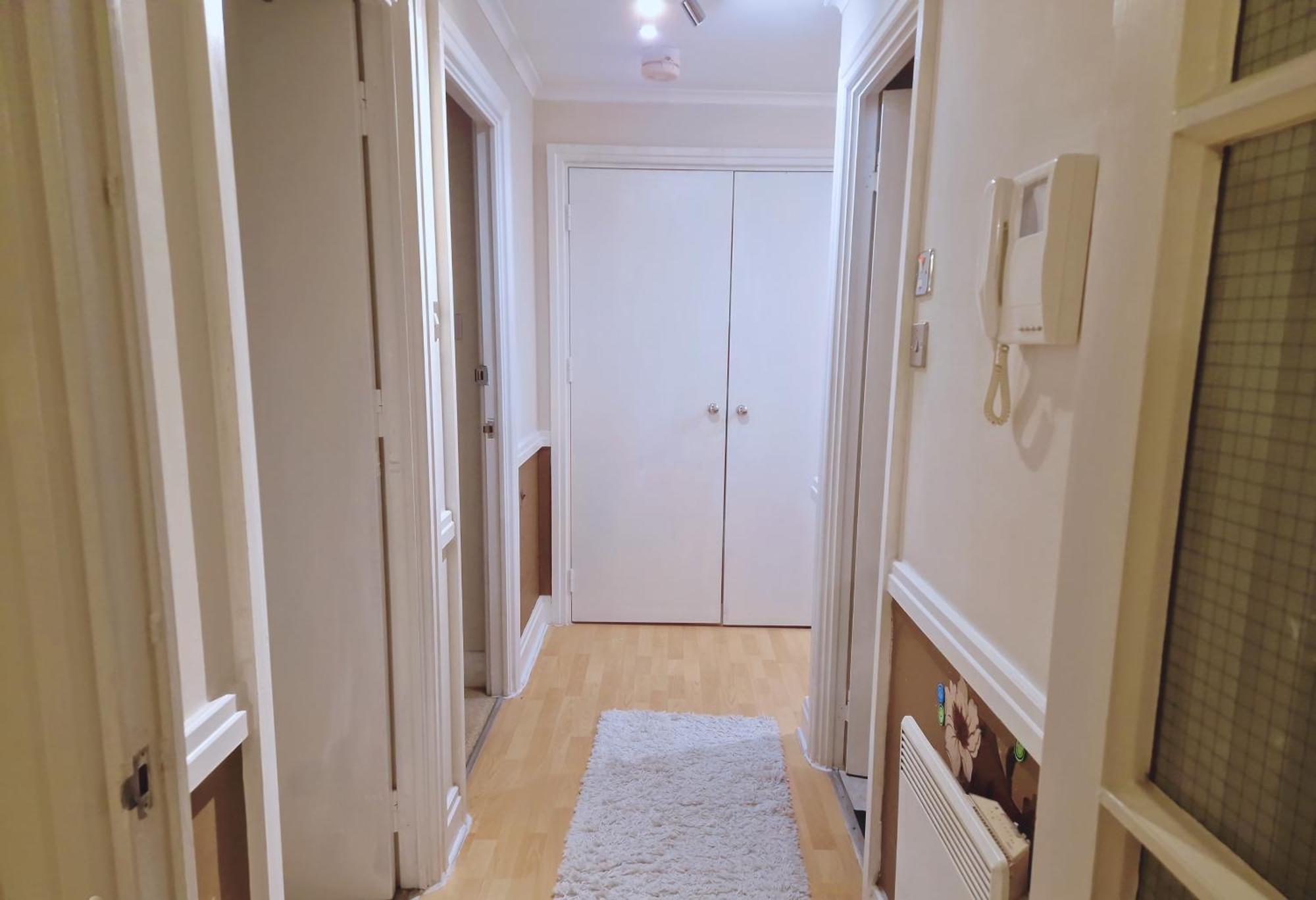 Charming Three Bedroom By The Thames Apartment