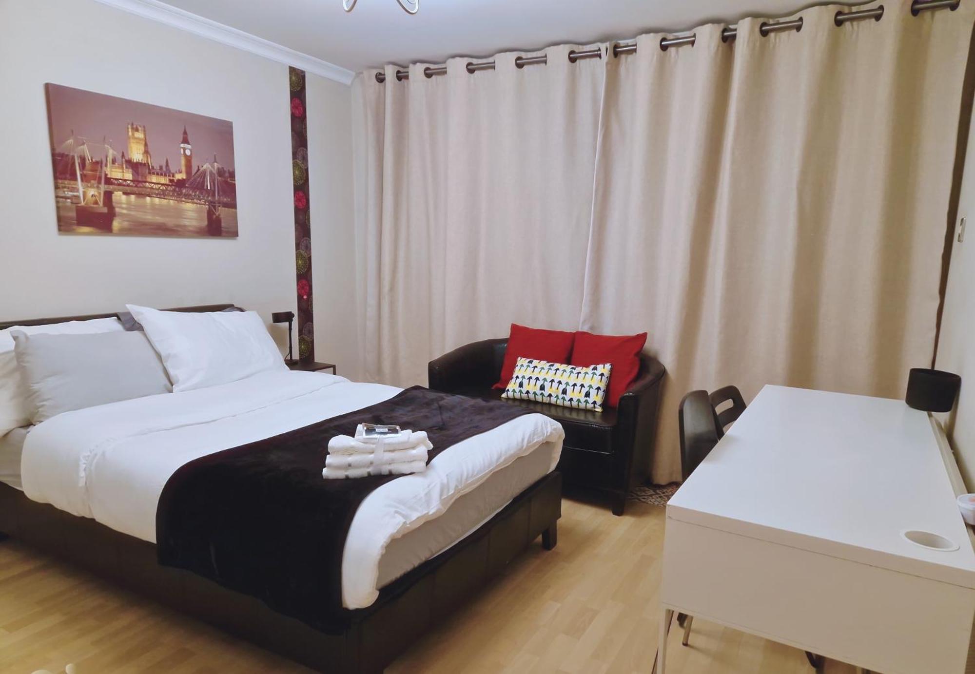 Charming Three Bedroom By The Thames Apartment London