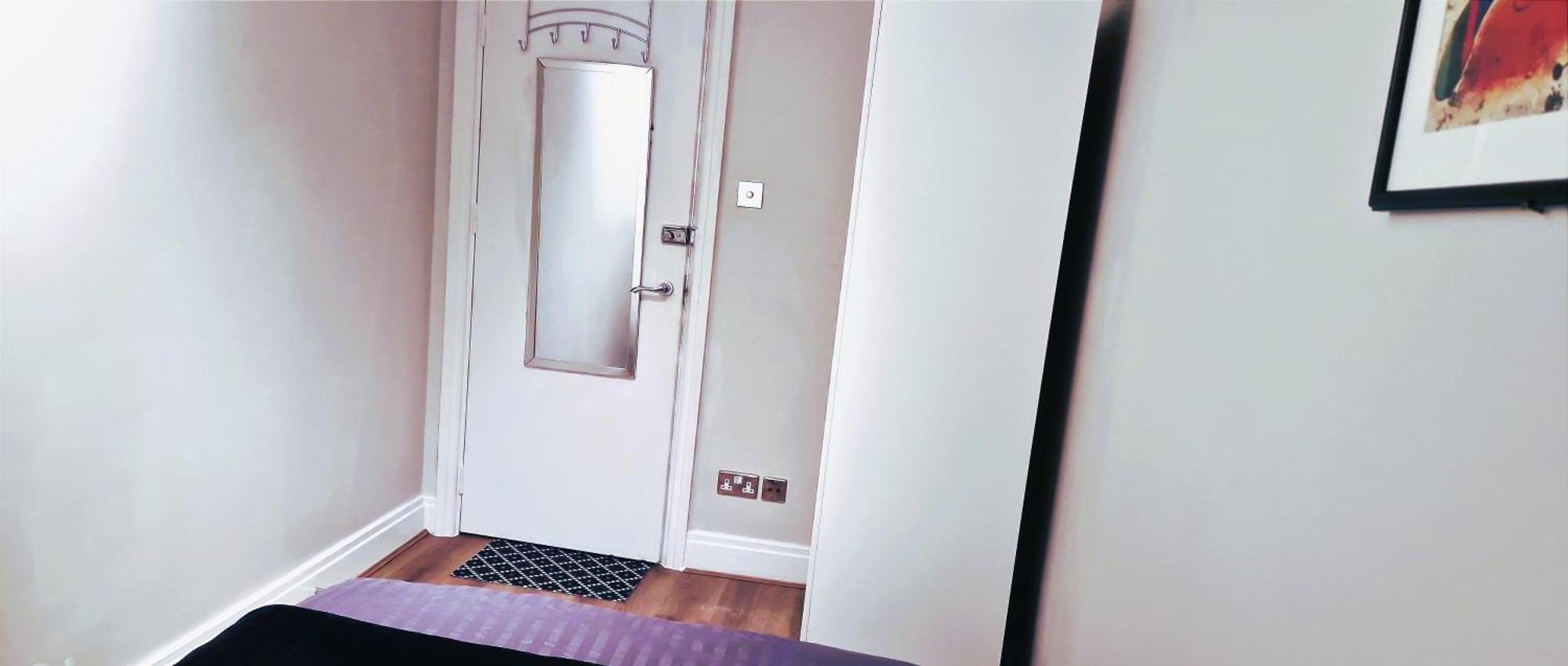 Charming Three Bedroom By The Thames London